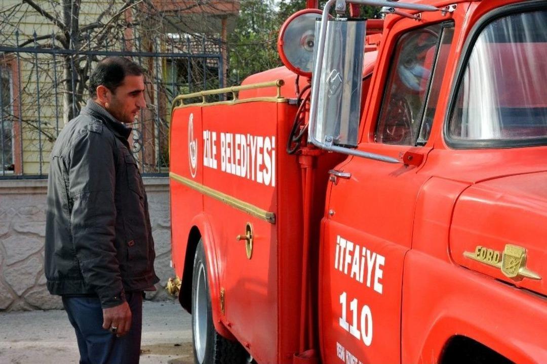 1957 Model İtfaiye Aracı İlgi &Ccedil;ekiyor