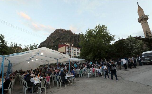 Afyonkarahisar Belediyesinin Mahalle İftarları Devam Ediyor