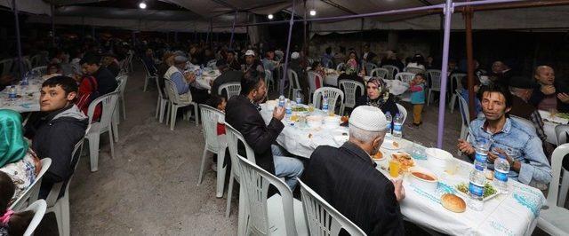 Afyonkarahisar Belediyesinin Mahalle İftarları Devam Ediyor