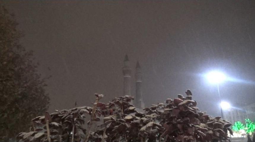 Sivas&rsquo;ta Kar Yağışı Başladı