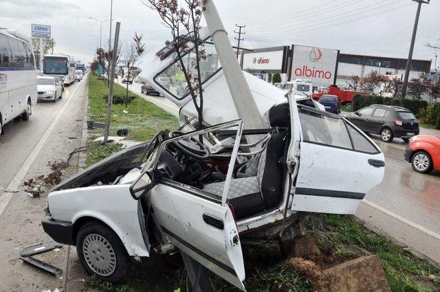 İkiye Bölünen Araçta Can Verdi 1