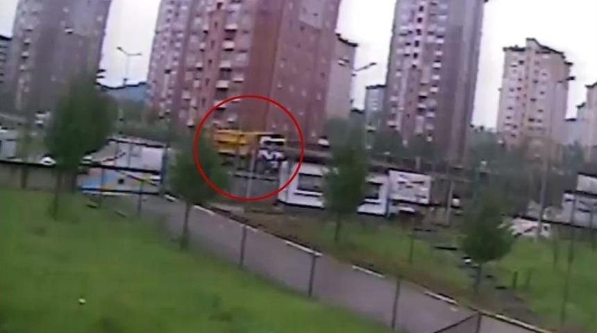 (&ouml;zel) Pendik&rsquo;te Hafriyat Kamyonundan D&ouml;k&uuml;len Molozlar, Kazaya Davetiye &Ccedil;ıkardı