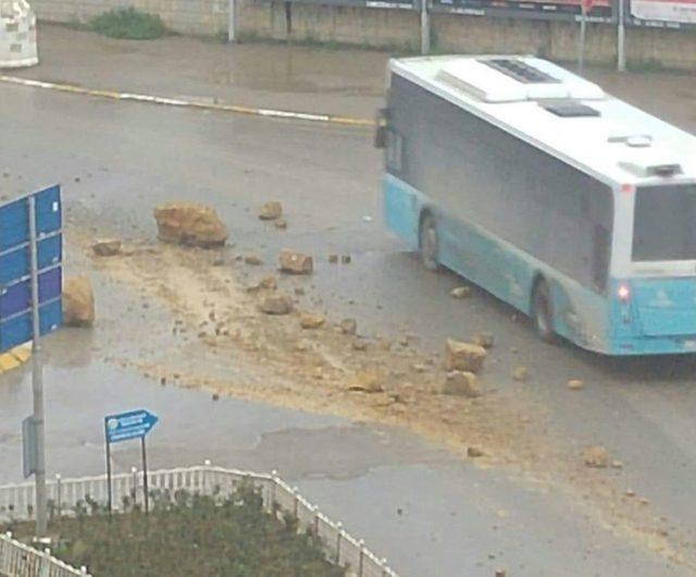 (özel) Pendik’te Hafriyat Kamyonundan Dökülen Molozlar, Kazaya Davetiye Çıkardı 1