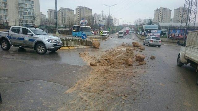 (özel) Pendik’te Hafriyat Kamyonundan Dökülen Molozlar, Kazaya Davetiye Çıkardı 2