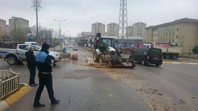 (özel) Pendik’te Hafriyat Kamyonundan Dökülen Molozlar, Kazaya Davetiye Çıkardı 3