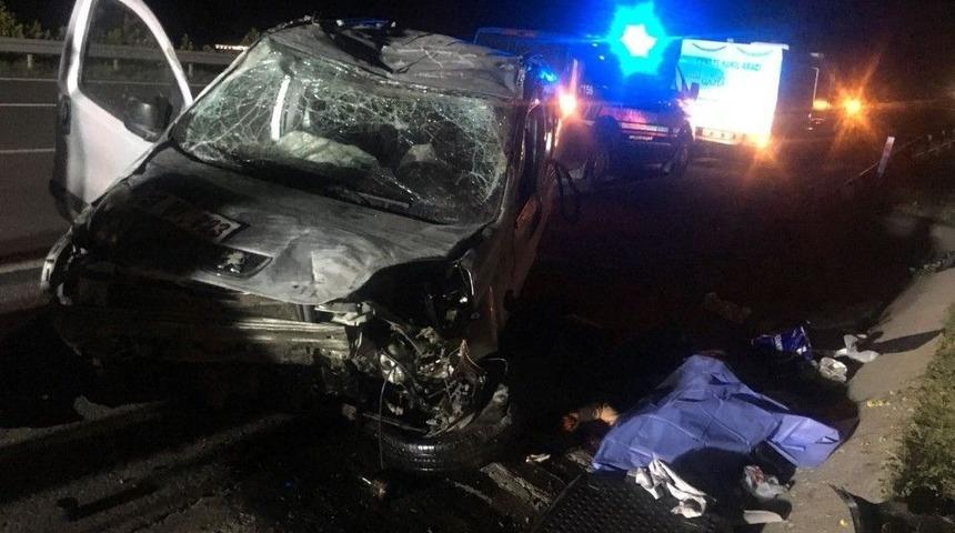 Otomobil Bariyerlere &Ccedil;arptı: 1 &Ouml;l&uuml;, 5 Yaralı