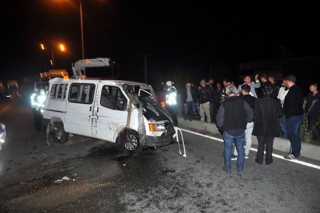 Ters Y&ouml;ne Giren Kamyonet Faciaya Neden Oluyordu