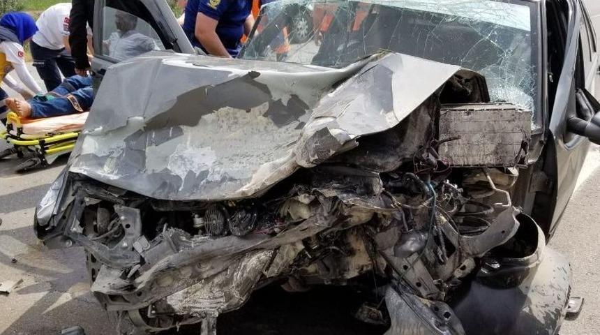 Tıra Arkadan &Ccedil;arpan Otomobilin S&uuml;r&uuml;c&uuml;s&uuml; Ağır Yaralandı