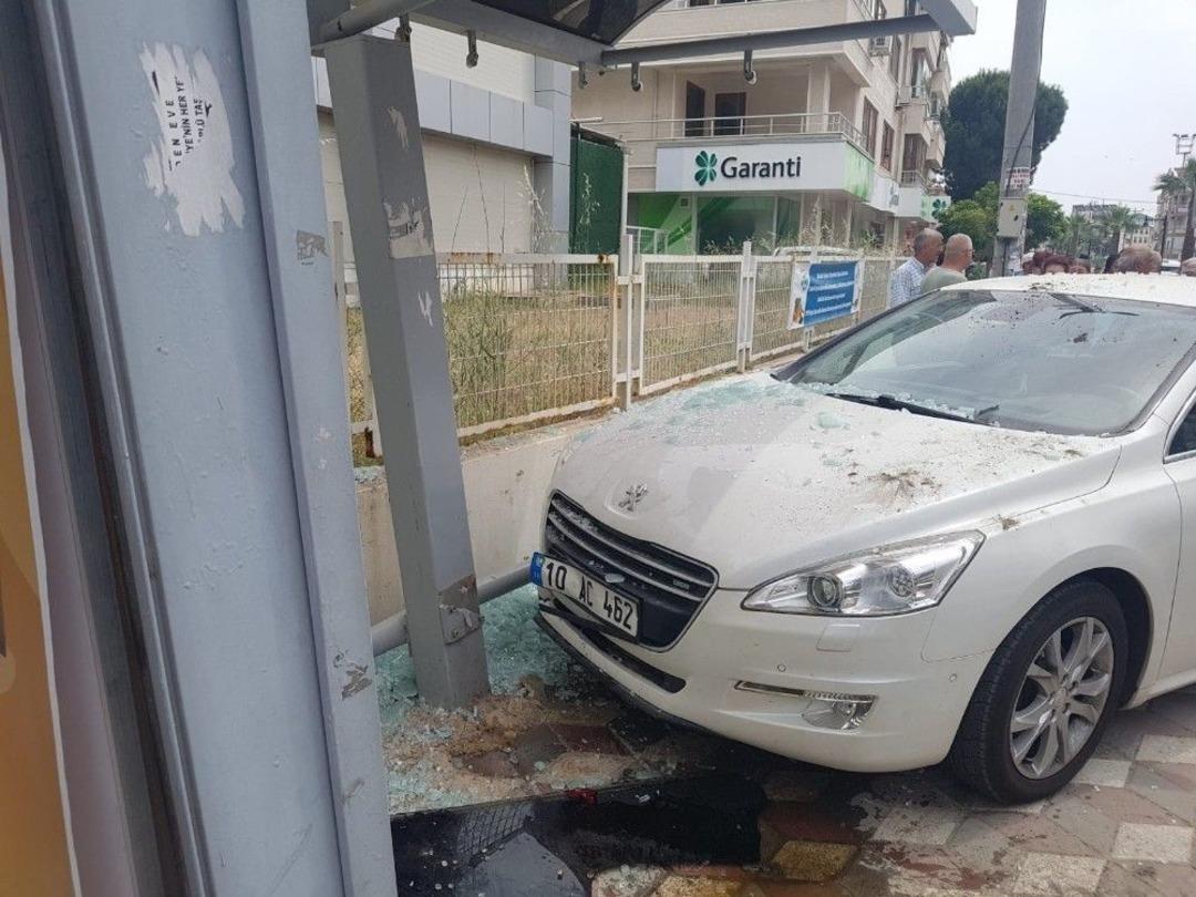 Otomobil Durağa Daldı: 1 Ağır Yaralı