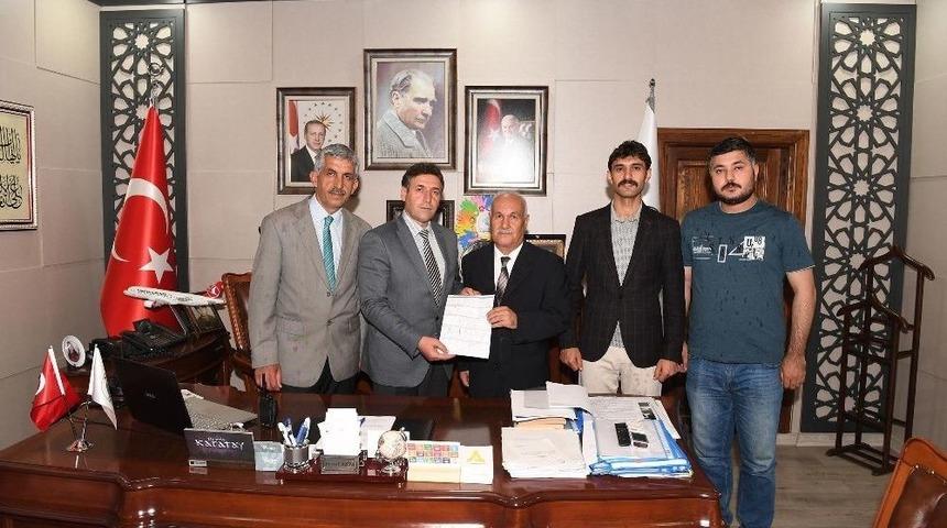 Muş&rsquo;ta Sentetik Y&uuml;zeyli Atletizm Pisti Ve Trib&uuml;n Yapımı