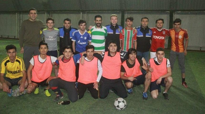 Hakkarili Öğrenciler Polislerle Halı Saha Maçı Yaptı