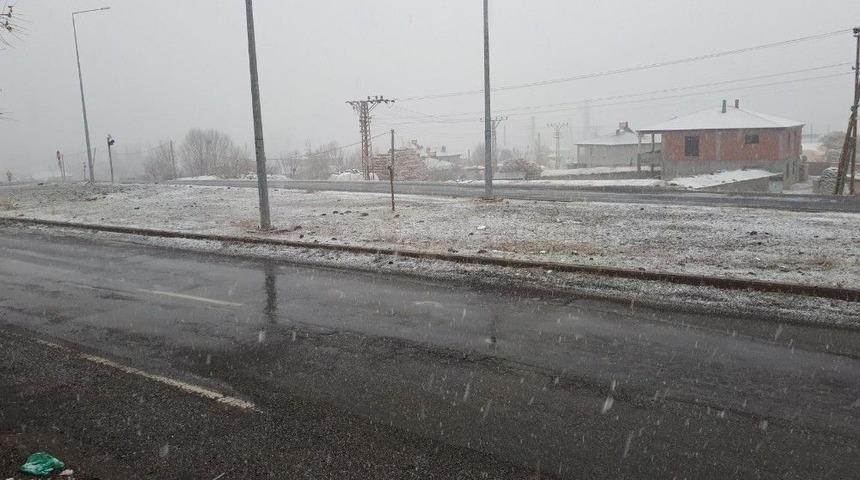 Tuzluca’da Mevsimin İlk Karı Yağdı