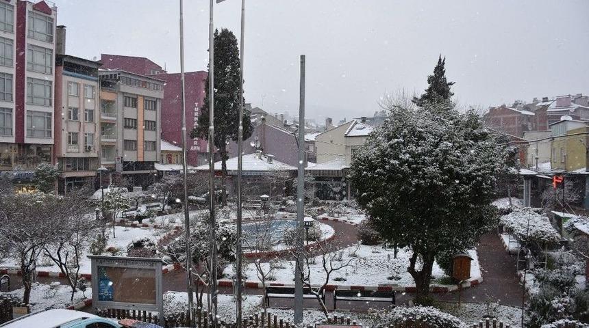 Balıkesir&rsquo;in Y&uuml;ksek Kesimleri Beyaza B&uuml;r&uuml;nd&uuml;