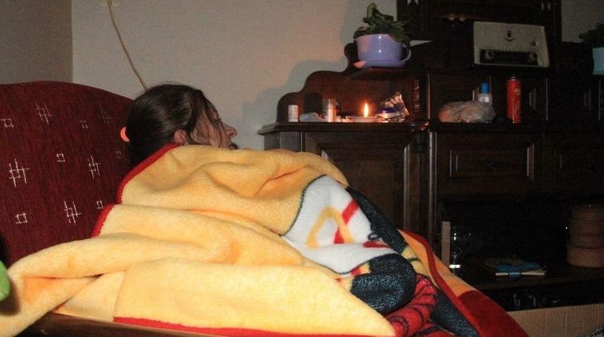 (özel Haber) Bakırköy’de Yıkılacağı Bahane Gösterilerek Elektrik, Su Ve Doğal Gazı Kesilen Binadaki Vatandaşlar Kış Günü Mağdur Oldu