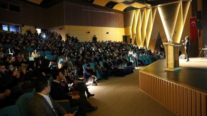 İşaret Diliyle Müzik Dinletisine Tam Not