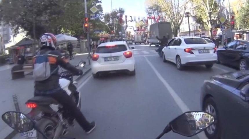 (&ouml;zel Haber) İstanbul&rsquo;da Motosikletlilerin &Ouml;l&uuml;mden Kıl Payı Kurtuluşları