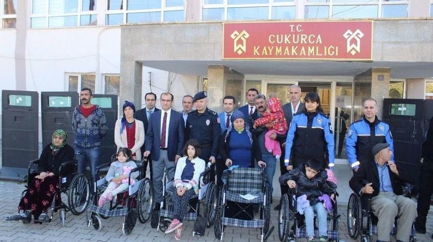 Polisten 10 Engelliye Tekerlekli Sandalye