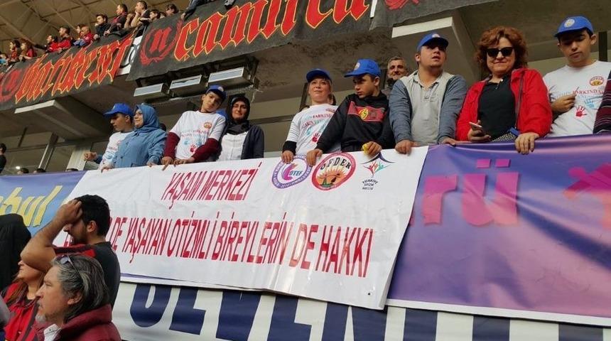 Otistik &Ccedil;ocuklar Kırmızı Şimşekleri Trib&uuml;nden Takip Etti