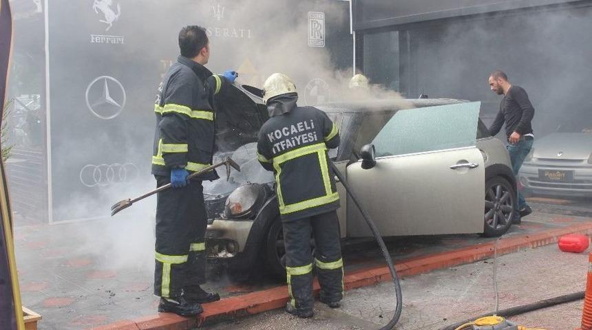 Park Halindeki Otomobil Alev Aldı