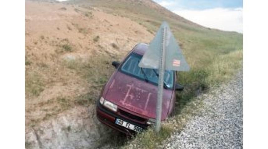 S&uuml;r&uuml;c&uuml;s&uuml; Kalp Krizi Ge&ccedil;iren Otomobil Şarampole U&ccedil;tu: 2 Yaralı