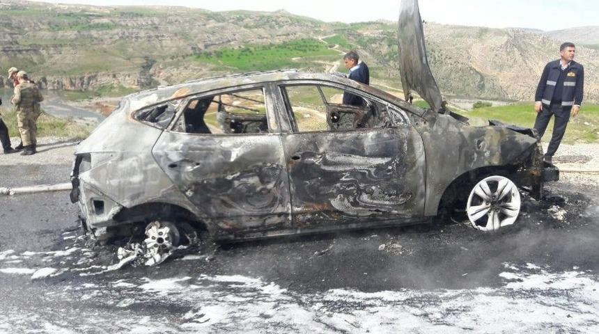 Seyir Halindeki Otomobil Yanarak K&uuml;l Oldu