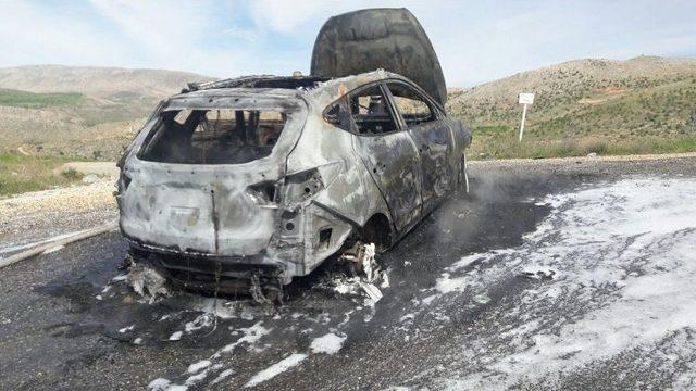 Seyir Halindeki Otomobil Yanarak Kül Oldu