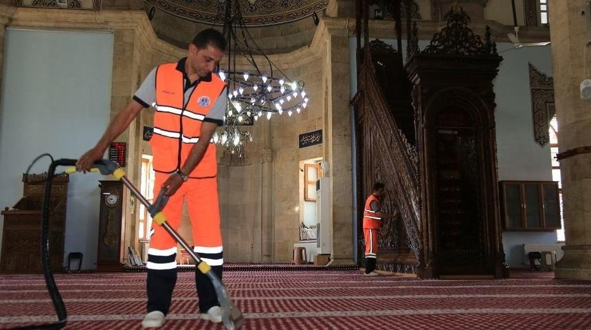 Battalgazi Belediyesi Camilerin Temizliğine Devam Ediyor