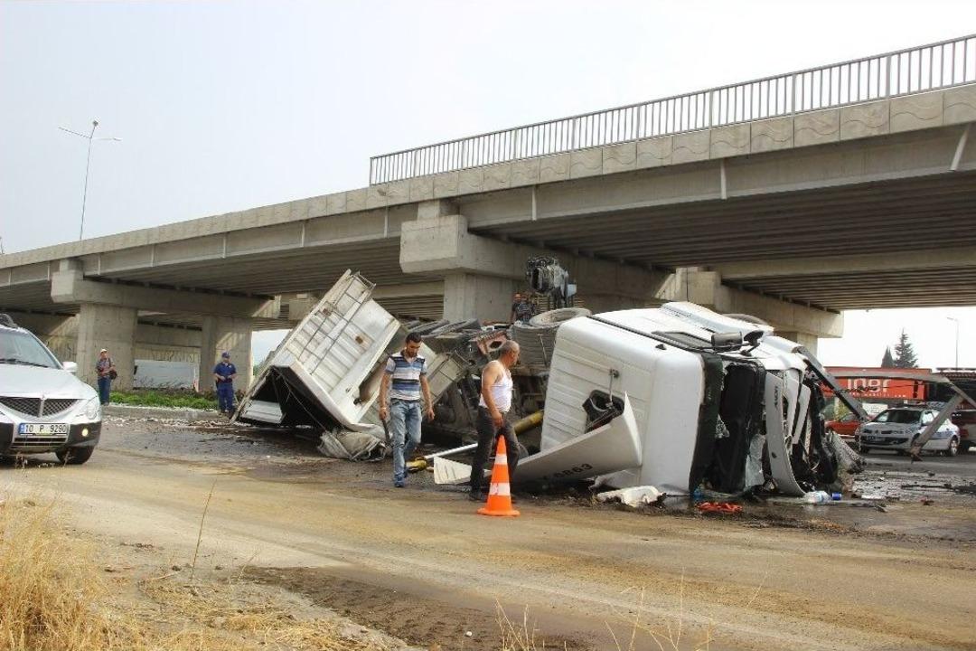 Lastiği Patlayan Tır K&ouml;pr&uuml;l&uuml; Kavşaktan U&ccedil;tu: 1 Yaralı