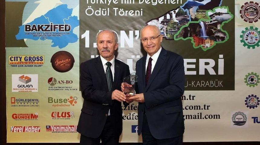 Başkan Yaşar&rsquo;a &rsquo;yılın En Başarılı Yerel Y&ouml;neticisi &Ouml;d&uuml;l&uuml;&rsquo;