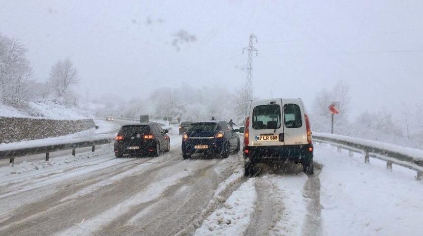 Düzce Akçakoca Karayolunda Ulaşım Güçlükle Sağlanıyor
