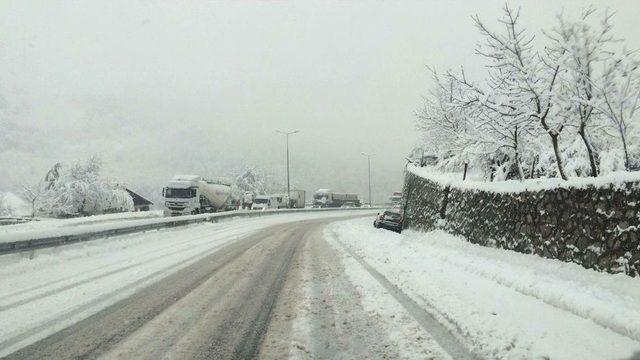 Düzce Akçakoca Karayolunda Ulaşım Güçlükle Sağlanıyor