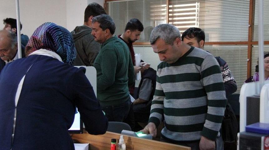 N&uuml;fus M&uuml;d&uuml;rl&uuml;klerinde Ehliyet Ve Pasaport Yoğunluğu Yaşanıyor