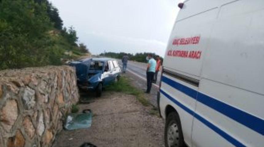 Doluya Kapılan Otomobil İstinat Duvarına &Ccedil;arptı