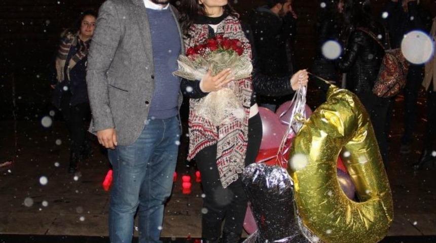 Dondurucu Soğukta S&uuml;rpriz Evlenme Teklifi