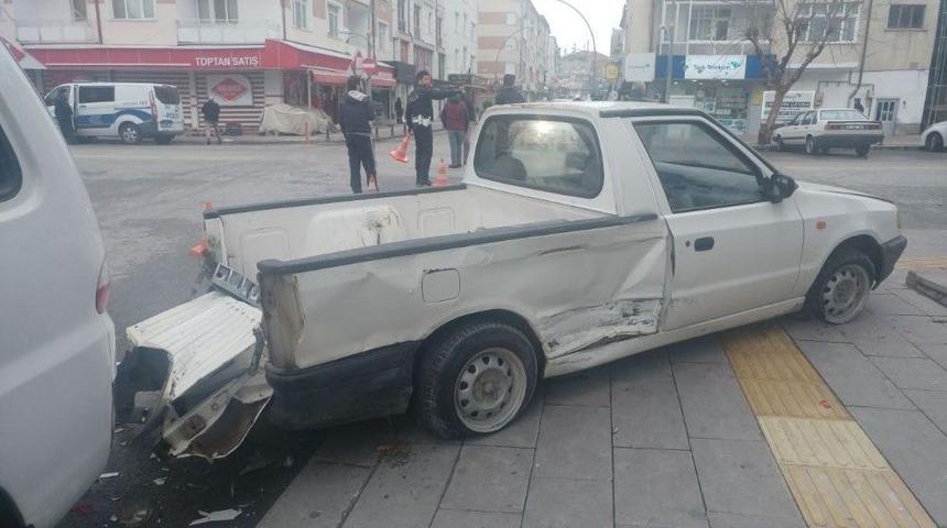 Karaman&rsquo;da Okul Servisi İle Kamyonet &Ccedil;arpıştı