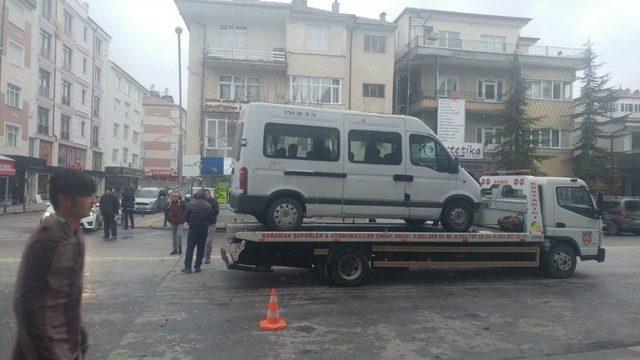 Karaman’da Okul Servisi İle Kamyonet Çarpıştı