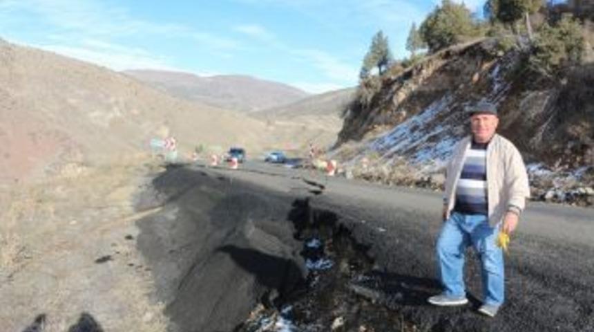 Şenkaya Yoluna Heyelan Engeli