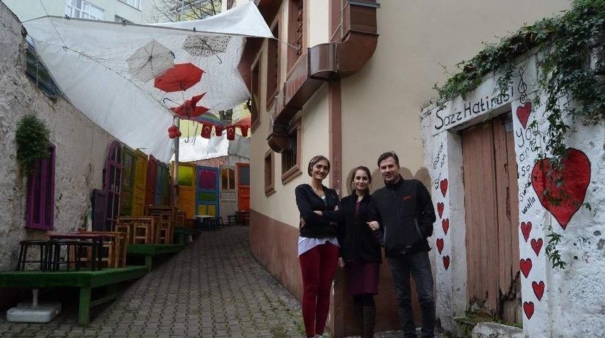 Kafesinin Bulunduğu Sokağı Baştan Başa Renkli Kapılar İle S&uuml;sledi