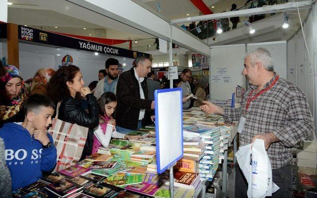 Kitap Günleri Bu Yıl 200 Bin Ziyaretçiyi Ağırladı