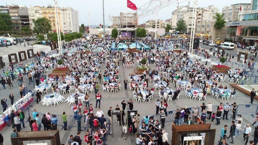 Taksim Meydanı&rsquo;ndaki Dev İftar Havadan G&ouml;r&uuml;nt&uuml;lendi