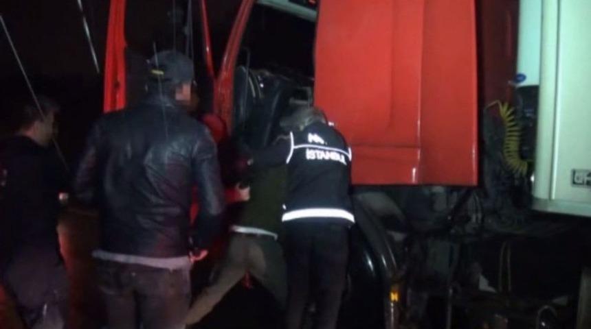 İstanbul&rsquo;da Uyuşturucu Y&uuml;kl&uuml; Tıra Operasyon