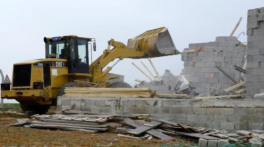 Meram&rsquo;da Ka&ccedil;ak Yapılar Yıkılıyor