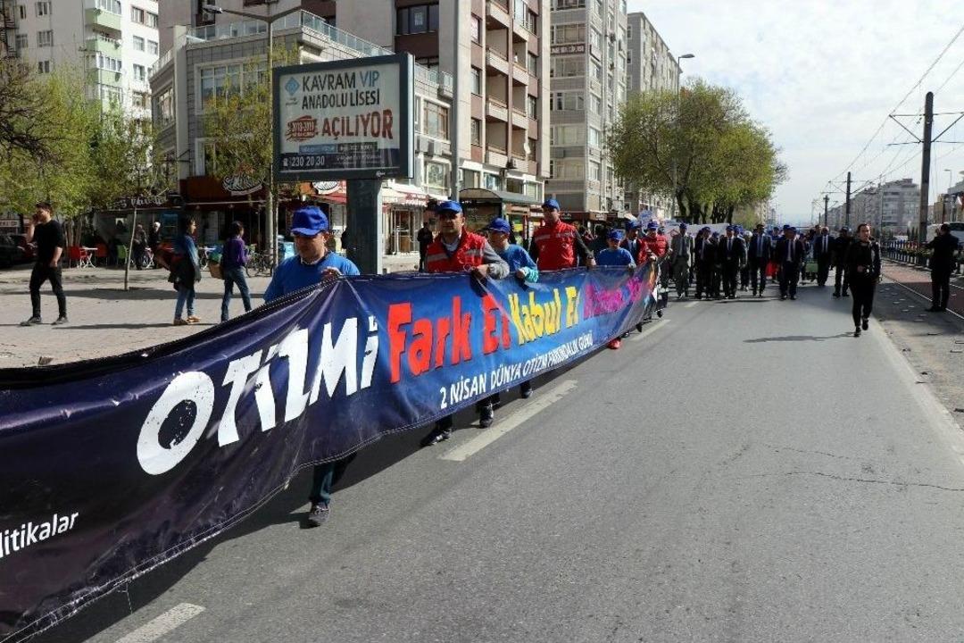 Otizme Dikkat &Ccedil;ekmek İ&ccedil;in Y&uuml;r&uuml;d&uuml;ler