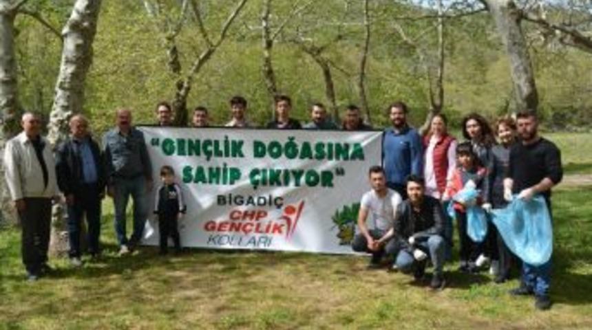 Bigadi&ccedil;&rsquo;te Chp&rsquo;li &Uuml;yeler &Ccedil;evreyi Temizledi
