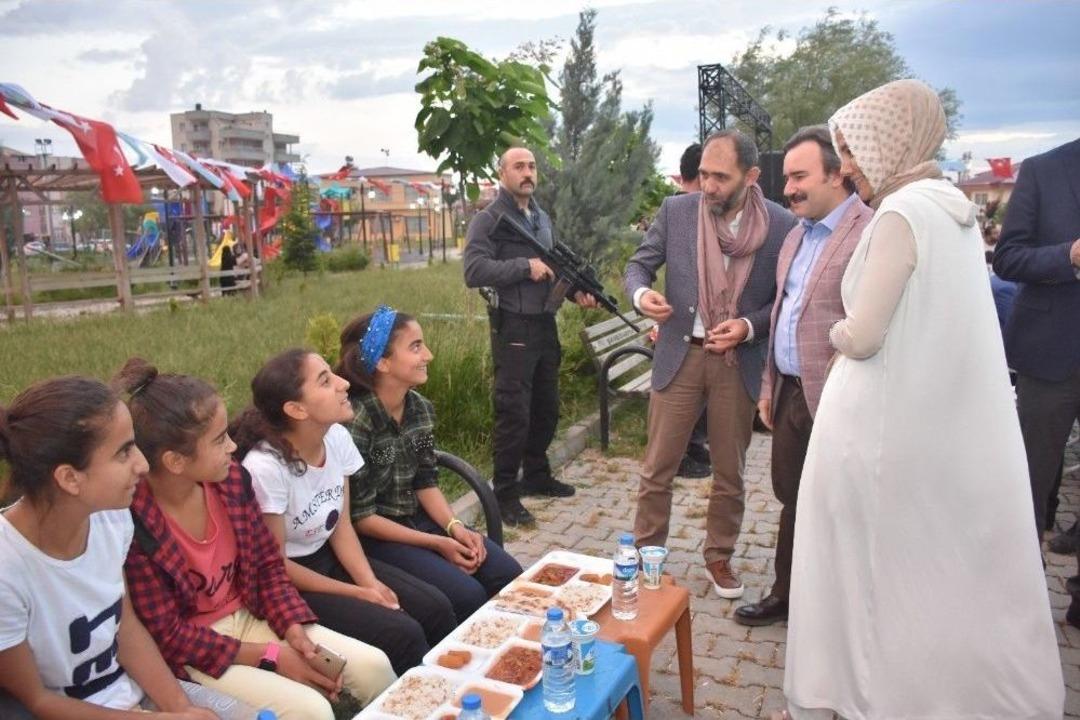 Polis Başm&uuml;fettişi, Sanatıyla İnceliğiyle Gen&ccedil;lerin Kalbini Keşfediyor