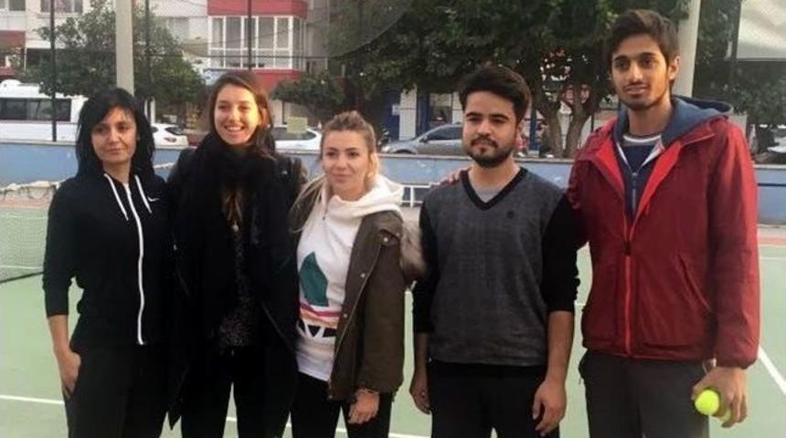 İpek Soylu&rsquo;dan Adanalı Tenis&ccedil;ilere Malzeme Desteği