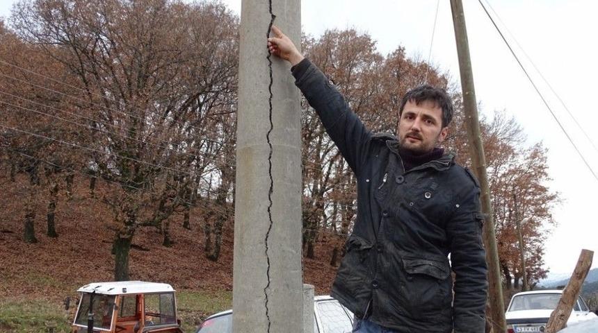 &Ccedil;atlak Beton Elektrik Direği Korkutuyor