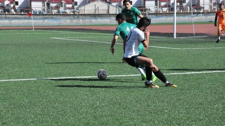 Kars 36 Spor&rsquo;un Şampiyonluk Hayali Son Haftaya Kaldı