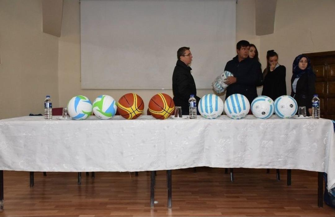 Dursunbey&rsquo;de B&uuml;y&uuml;kşehir&rsquo;den Top Dağıtımı