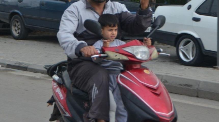 Bacağı Kırık Oğlunu B&ouml;yle Taşıdı